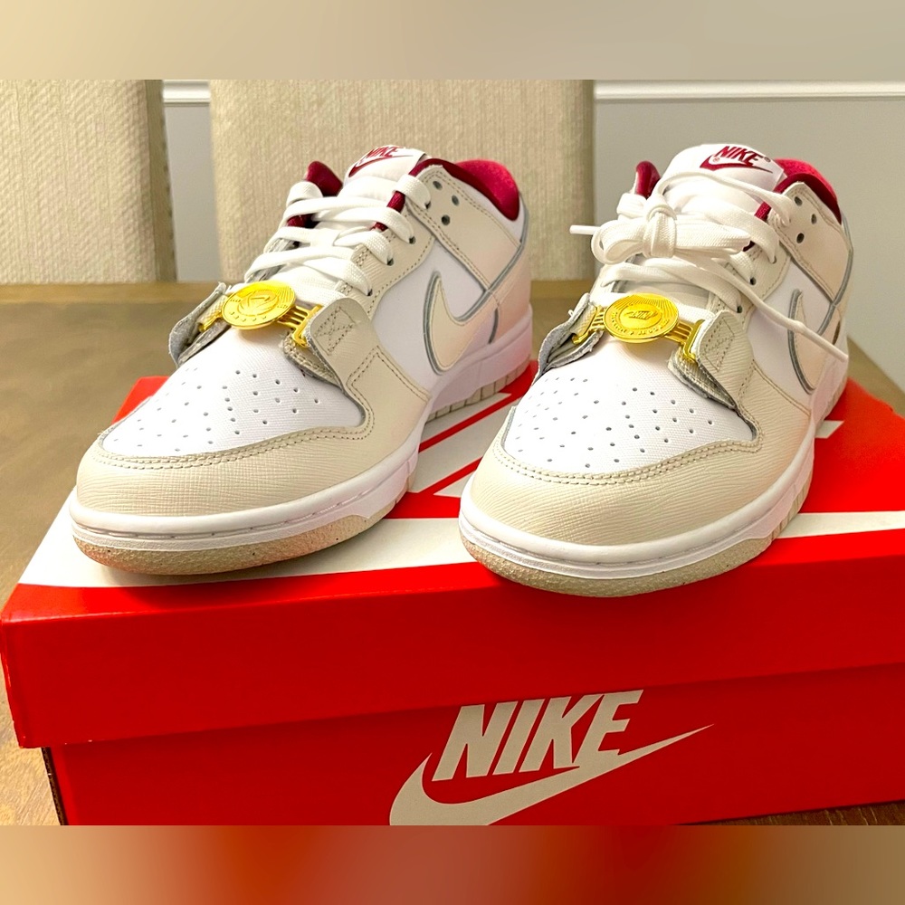 NIKE DUNK LOW SE 
WHITE/PHANTOM-TEAM RED